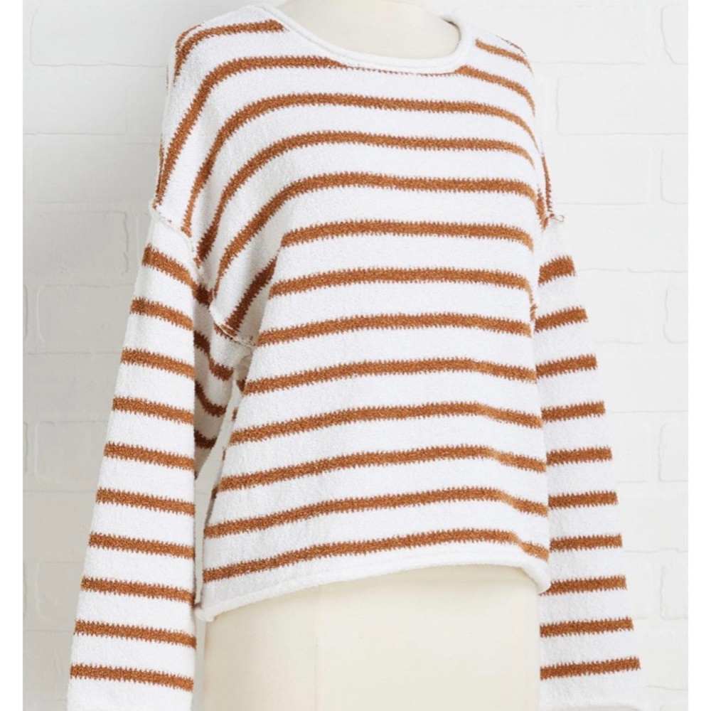 Versona scoop neckline, drop sleeves and stripe print.